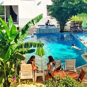 Apart Otel Parla, Çeşme